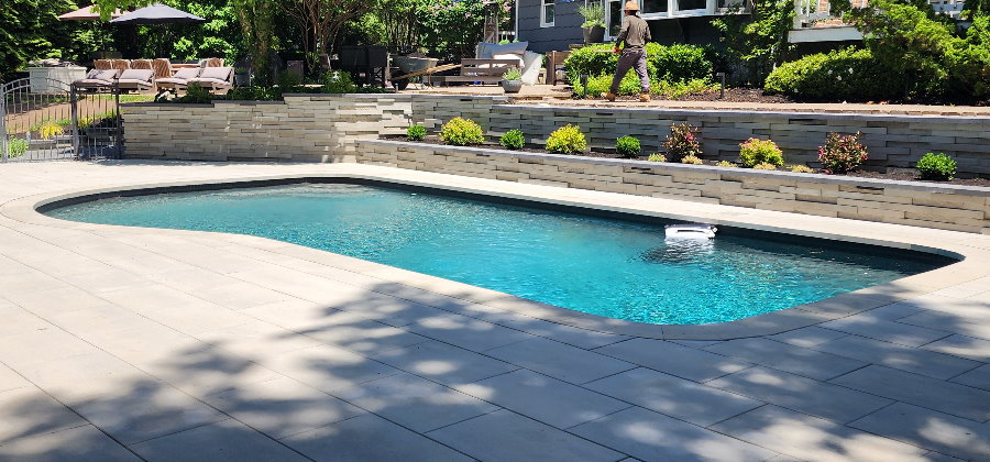 pool with para pavers and graphix wall